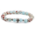 Détail macro de perles en pierre bleue naturelle et breloque tête de mort sur bracelet - Crâne