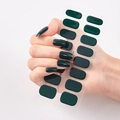 Pegatinas de uñas verde oscuro en 16 tamaños, estilo 1006 en la mano de modelo - Verde Oscuro CS006