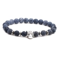 Dettaglio del bracciale di perle di agata blu con ciondolo a testa di leopardo argento - Testa di Leopardo