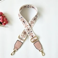 Dettaglio tracolla regolabile con ricami etnici e ganci metallici dorati - Motivo Floreale Bianco e Marrone + Pelle Rosa