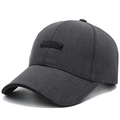 Berretto da baseball grigio scuro minimalista con etichetta nera New York su bianco - grigio scuro