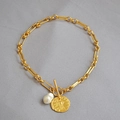 Collier chaîne en laiton doré vintage avec perle baroque et pendentif pièce gaufrée - Chaîne avec pièce et perle baroque