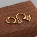 Detailansicht der S925 Sterling Silber Sternohrringe mit funkelndem Diamantbesatz - Preis pro Paar / Gold