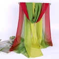 Dettaglio di sciarpa lunga con sfumatura rosso verde giallo in leggero tessuto georgette - Sfumato Rosso Verde Giallo