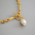 Collier chaîne en laiton doré avec perle baroque blanche et fermoir à bascule OT vintage - Chaîne avec perle baroque
