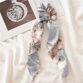Elastico per capelli in raso azzurro a fiori con nastri eleganti su sfondo bianco - Nastro a Triangolo / Azzurro
