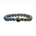 Pulsera de cuentas de ágata de 8mm con amuleto dorado Tai Chi Yin Yang en fondo blanco - Floral Azul