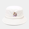 Dettaglio del ricamo colorato di unicorno e testo viola sul cappello a secchiello bianco - M (56-58cm) / Bianco