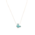 Detailaufnahme des Schmetterlingsanhängers mit blauem Opal auf einer Roségold-Kette - Blau