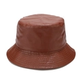 Vista detallada de la textura del sombrero de pescador de cuero PU marrón y costura - M (56-58cm) / Marrón