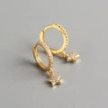 Detail der goldenen S925 Silber Stern-Ohrringe mit funkelnden Zirkonia-Steinen - 925er Silber / Gold (1 Paar)
