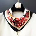 60cm Seidenschal mit Blumenmuster auf weißem Hemd mit luxuriösem Blumendekor dekoriert - Schwarz