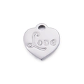 Colgante de corazón plateado pulido con grabado Love a mano sobre fondo blanco - LOVE Engraved Style / Color Acero (KLJ104-Z)