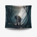 Dettaglio dell'arazzo con elefante della foresta ed effetti di luce realistici nel bosco - 73X95CM / Elefante della Foresta - Tessuto Spazzolato (GT200107)