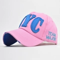 Dettaglio del ricamo 3D NYC e visiera usurata sul cappellino in cotone rosa - Regolabile / NYC Rosa