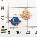 Dettaglio di ciondoli a forma di pianeta con smalto e strass su una scala di 15mm - 10844-Piccolo Pianeta Viola