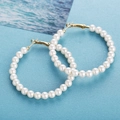 Grandi orecchini a cerchio con perle bianche e chiusura dorata su sfondo blu - Cerchio Completamente in Perle con Fibbia Dorata / Oro