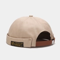 Dettaglio del berretto docker beige in cotone con cinturino in pelle e fibbia metallica - Regolabile / Cachi