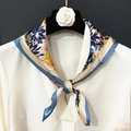Élégant foulard en soie de 60cm avec motifs floraux sur chemise blanche pour femmes - Bleu
