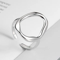 Bague ouverte minimaliste irrégulière en argent S925 avec finition polie sur un livre - Ouvert Réglable / Platine