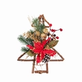 Weihnachtskranz aus Holz mit roter Poinsettie und goldenen Kugeln auf weißem Hintergrund - Hölzerner Weihnachtsbaum - Ohne Licht