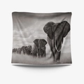 Dettaglio di arazzo bohémien con fotografia naturalistica di mandria di elefanti in bianco e nero - 73X95CM / Mandria di Elefanti B/N - Tessuto Spazzolato (GT200052)