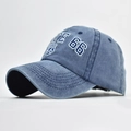 Dettaglio del cappellino vintage blu lavato con ricamo bianco Route 66 in rilievo - Regolabile / Blu Navy Lavato