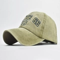 Dettaglio del ricamo Route 66 su cappellino in cotone lavato verde oliva stile vintage - Regolabile / Beige Lavato