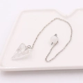 Dettaglio di una collana con pendolo in cristallo sfaccettato e catena d'argento su vassoio - Pietra Conica + Catena Argentata / Cristallo di rocca