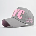 Dettaglio della toppa NYC rosa e visiera usurata sul cappellino da baseball grigio - Regolabile / NYC Grigio