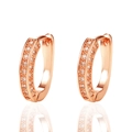 Detailopname van roségouden U-vormige oorbellen met micro-geplaveide zirkonia kristallen - Roségoud