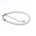Dettaglio di un bracciale a maglia argento con chiusura a moschettone e catenella - Bracciale / Oro Bianco