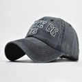 Dettaglio del cappello vintage grigio lavato con ricamo Route 66 e finiture delle cuciture - Regolabile / Nero Lavato