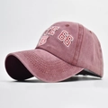Dettaglio del cappello da baseball bordeaux lavato con ricamo bianco Route 66 - Regolabile / Rosso Vino Lavato