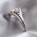 Zilveren punk klauwvingernagelring gepresenteerd op een grijze satijnen achtergrond - Antiek Zilver
