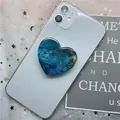 Supporto per telefono a cuore con trama in marmo blu scuro su uno smartphone blu - 01 Serie Marmo Cuore-Blu Scuro