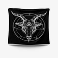 Dettaglio di un arazzo bohémien con disegno lineare bianco di Baphomet su tessuto nero - 73X95CM / Capra Mistica - Tessuto Spazzolato (GT200069)