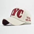 Dettaglio del cappello in cotone consumato con ricamo NYC e finitura vintage - Regolabile / NYC Beige