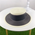 Elegante cappello boater avorio e nero con tesa larga piatta e nastro decorativo - M (56-58cm) / Nero
