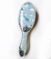Dettaglio macro della spazzola trasparente con liquido blu, glitter e motivo arcobaleno - Spazzola Glitter Nuvola Arcobaleno
