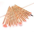 20-teiliges Make-up-Pinsel-Set in Roségold mit rosa Verlaufsborsten auf weißem Display - Roségold Diamant