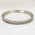 Herren Armband aus silbernem Edelstahl mit Kettengliedern auf weißem Hintergrund - Silber