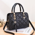 Elegante bolso acolchado negro con colgante de mariposa y detalles dorados finos - Negro