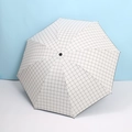 Paraguas plegable a cuadros blanco y negro con revestimiento de protección solar - Cuadros Blancos