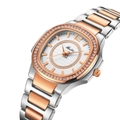Détail d'une montre femme ovale avec lunette en diamants et bracelet bicolore rose - Or Rose Bicolore