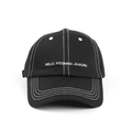 Detalle del bordado blanco y las costuras de contraste en la gorra de algodón negro - Ajustable / Negro