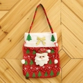 Detail der Weihnachts-Geschenktüte mit Weihnachtsmann-Motiv und weißem Plüschrand auf Holz - Roter Weihnachtsbaum