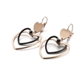 Boucles d'oreilles double cœur modernes avec finition or rose et noir sur fond blanc - Style Or Rose & Noir (KE87661-KFC)