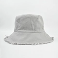 Detalle de gorro de pescador gris con diseño de borde deshilachado y lona de algodón - L (58-60cm) / Gris