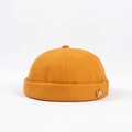 Detalle del gorro docker amarillo mostaza con insignia metálica de hoja de arce oro - Ajustable / Amarillo